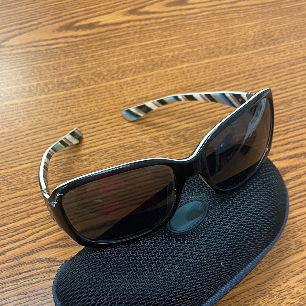Stylish Black Sunglasses with Patterned Arms